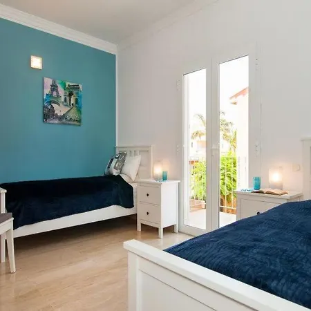Sleeps 8 Pool Air Con Wifi Holiday home