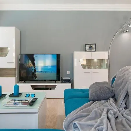 Sleeps 8 Pool Air Con Wifi Sonnenland