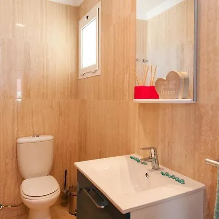 Holiday home Sleeps 8 Pool Air Con Wifi