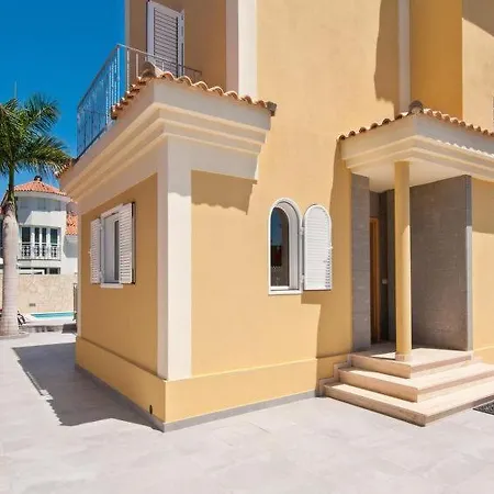 Sleeps 8 Pool Air Con Wifi