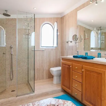 Sleeps 8 Pool Air Con Wifi Holiday home *