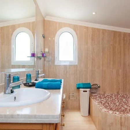 Sleeps 8 Pool Air Con Wifi Holiday home