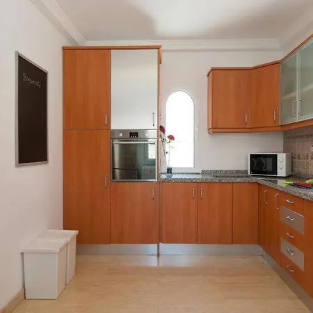 Sleeps 8 Pool Air Con Wifi